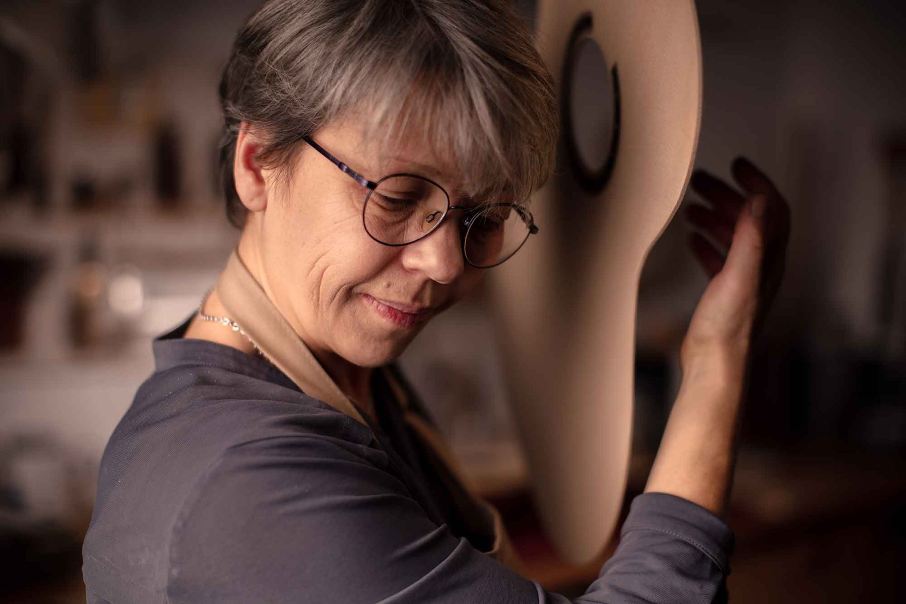 Angela Waltner – Porträt mit Gitarrendecke